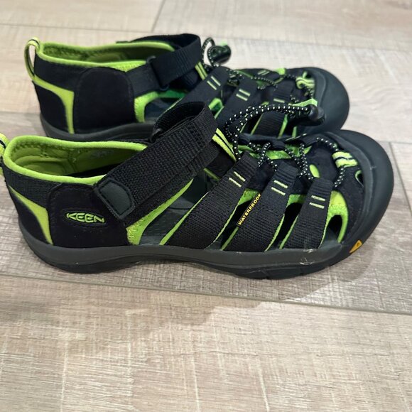 KEEN YOUTH SIZE 5 GREEN BLACK CLOSED TOE SHOES NWOT - Picture 1 of 10